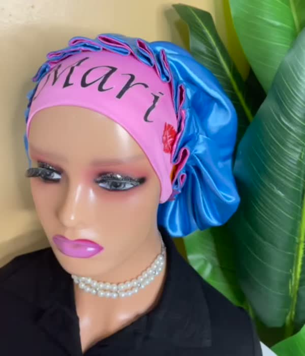 Bonnet embroidered with the name Mari